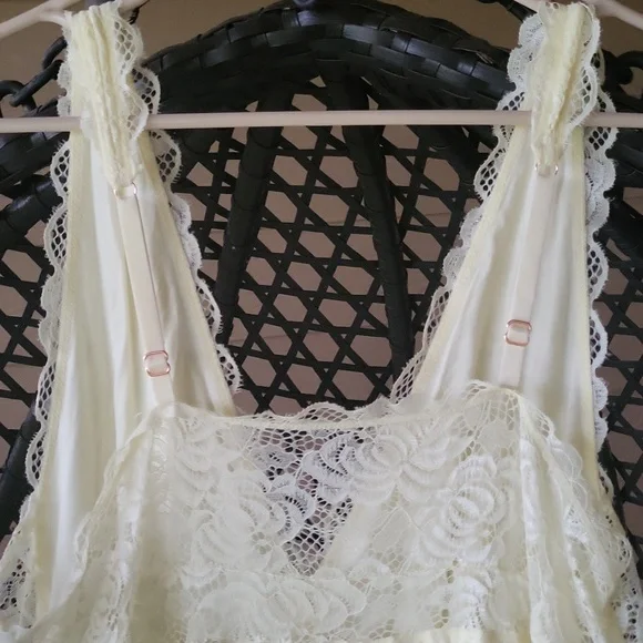 Light Yellow Long V-neck Lace Panel Nightgown - Picture 9 of 11